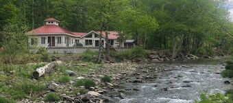 クリークフロントでキャッツキルマウンテンリトリート。