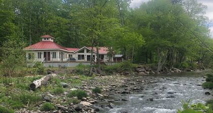 CREEKSIDE CATSKILL MOUNTAIN RETREAT.. with weekly discounts.