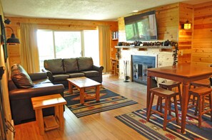 Smart TV, fireplace, books, stereo - Beautiful Sunsets at Shanty Creek: Michigan: 2 Bedroom, 2 Bath Ski & Golf Condo (Bellaire)