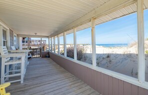 Outdoor dining - Wayfarer's Rest - Kitty Hawk MP 3.5, Oceanfront, Ocean View, Year Round Flex Stays (Kitty Hawk)