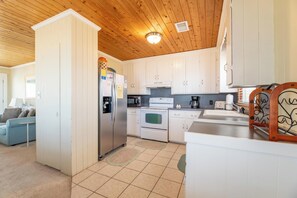 ثلاجة، ميكروويف، فرن، موقد طهي مسطح