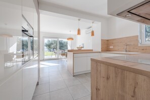 Frigorifero, forno, piano cottura, lavastoviglie