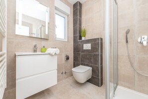 Combined shower/tub, towels, toilet paper