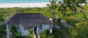 Stunning Luxury Villa Directly On French Leave Beach