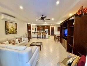 Smart TV - Second floor Pool front Luxury Condo - Starting at $699Wk- $125 nightly (Jaco)