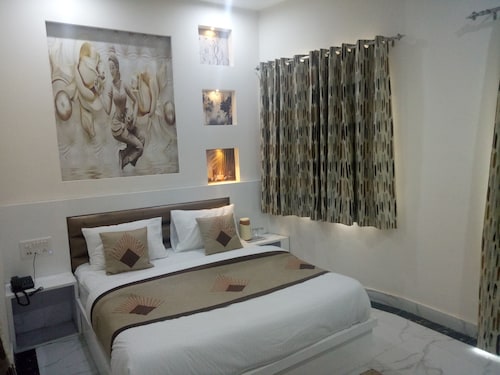 A very beautiful home stay on the nice location and very near to the Taj Mahal.