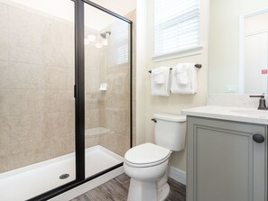 Combined shower/bathtub, hair dryer, towels - Classic Margaritaville Cottage w/ Full Kitchen & Indoor/Outdoor Living (Kissimmee)