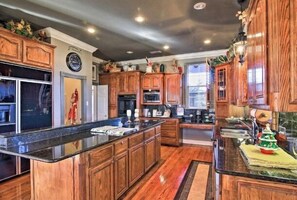 Fridge, microwave, oven, stovetop - A luxury hunting lodge (Merkel)