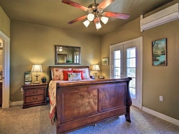 5 bedrooms, desk, free WiFi, bed sheets