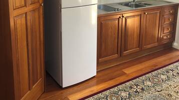 Refrigerador, microondas, placa de cocina, tetera/pava eléctrica