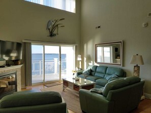 تلفزيون ذكي، مدفأة، مشغل دي في دي، كُتُب