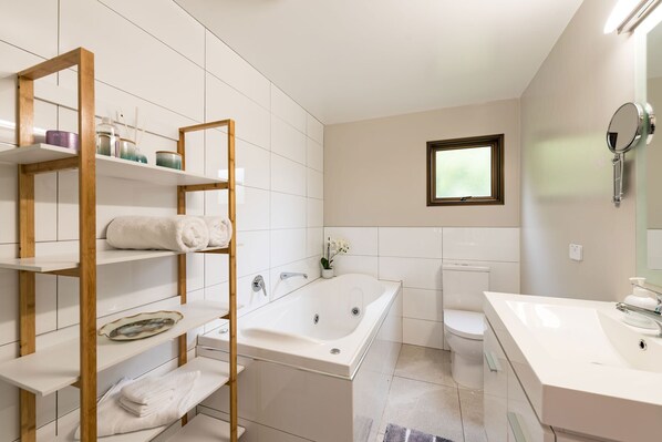Shower, jetted bath, hair dryer, towels