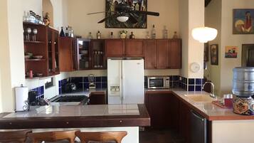 Refrigerador, horno, parrilla de estufa y cafetera y tetera