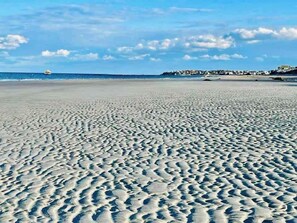 Ubicación cercana a la playa y tumbonas
