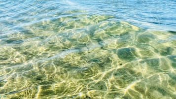 Ubicación cercana a la playa y tumbonas