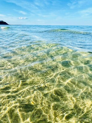 Una playa cerca, sillas reclinables de playa