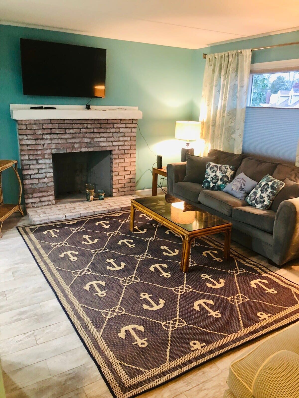 Una Smart TV, una chimenea, libros, una oficina
