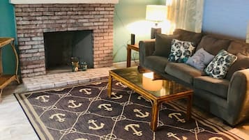 Una Smart TV, una chimenea, libros, una oficina
