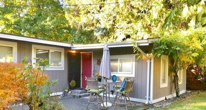 Lake Sammamish Bungalow half mile to Public Beach Access