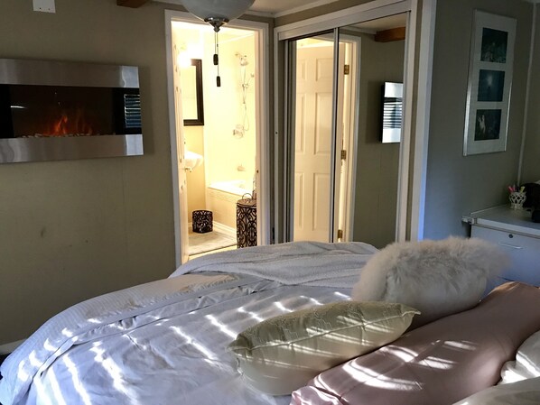 4 quartos, escrivaninha, ferros/tábuas de passar roupa, berço de viagem