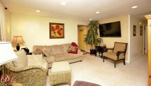 Smart TV, lareira, aparelho de som