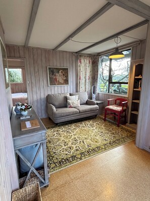 Unclassified image, 4 of 20, button - Quiet, peaceful country cottage (Pukekawa)