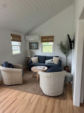 Smart-TV, bøker og stereoanlegg