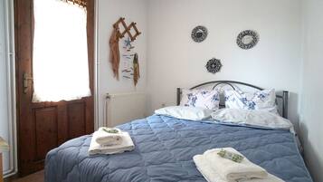 3 bedrooms, in-room safe, iron/ironing board, Internet