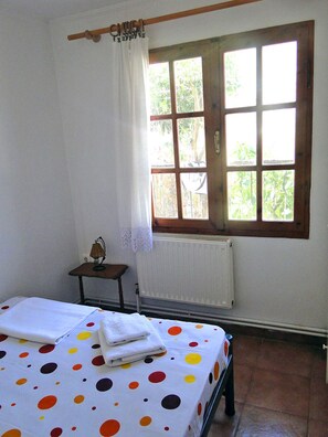 3 عدّة غرف نوم وخزنة داخل الغرفة ومكواة/لوح كي وخدمة الإنترنت