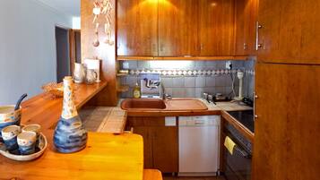 Kylskåp, ugn, kaffe- och tebryggare och brödrost