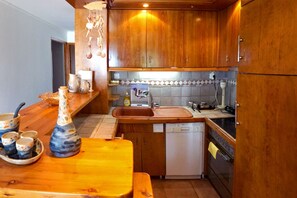 Kylskåp, ugn, kaffe- och tebryggare och brödrost