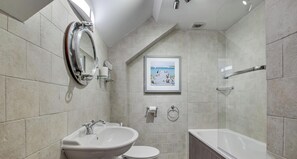 Duschwanne, Haartrockner, Handtücher, Toilettenpapier