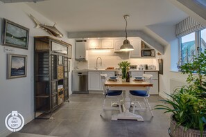 Een koelkast, een magnetron, een oven, een kookplaat