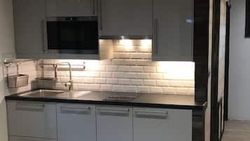 Køleskab, mikrobølgeovn, kogeplade, opvaskemaskine