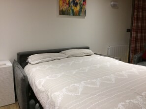 Travel crib, WiFi, bed sheets - Modern, luxury studio in Morzine,1st floor, sleeps 4, centrally located (Morzine)