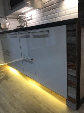 Fridge, microwave, stovetop, dishwasher - Modern, luxury studio in Morzine,1st floor, sleeps 4, centrally located (Morzine)