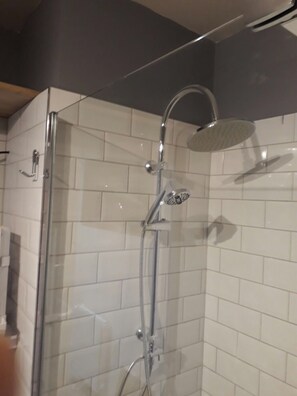 Shower, hair dryer, towels - Modern, luxury studio in Morzine,1st floor, sleeps 4, centrally located (Morzine)
