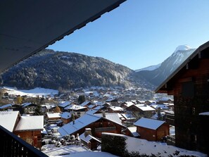 Balcony - Modern, luxury studio in Morzine,1st floor, sleeps 4, centrally located (Morzine)