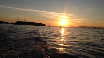 Plage à proximité, chaises longues