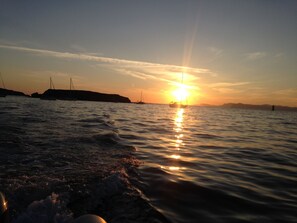 Ranta lähistöllä, aurinkotuoleja