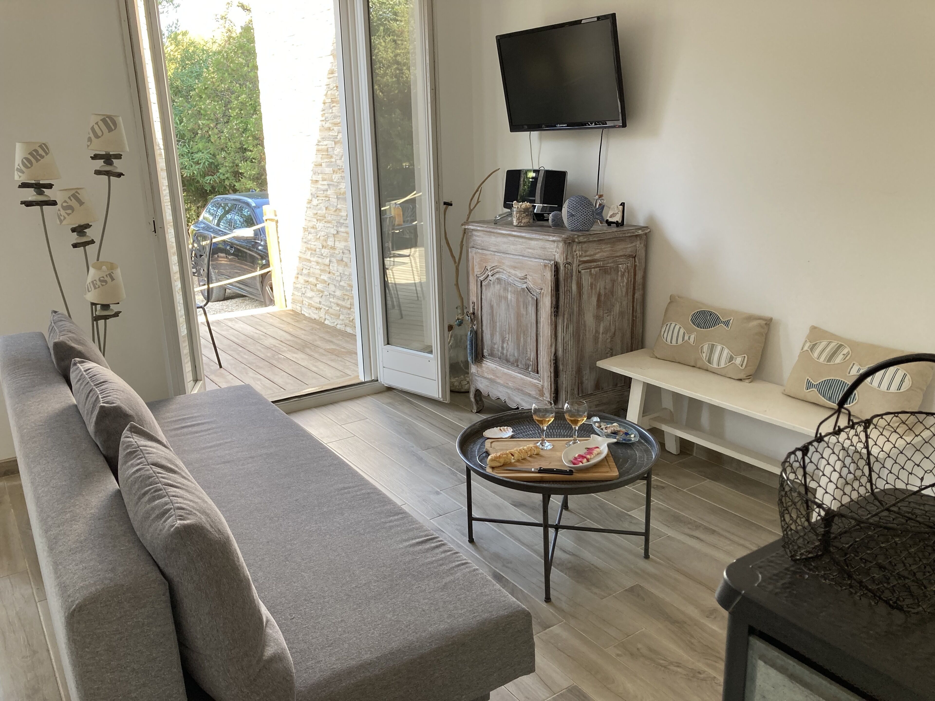 Älytelevisio, takka, pöytätennispöytä, kirjoja