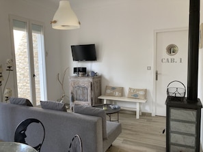 Smart TV, fireplace, table tennis, books