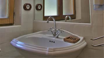 Douche, sĂšche-cheveux, serviettes fournies, savon