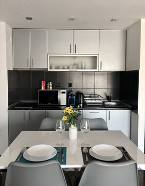 Kühlschrank, Mikrowelle, Wasserkocher mit Kaffee-/Teezubehör