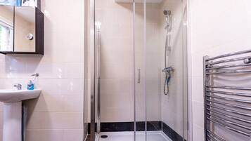 SĂšche-cheveux, serviettes fournies, shampoing