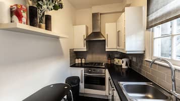 Frigorifero, forno, piano cottura, macchina per tè/caffè