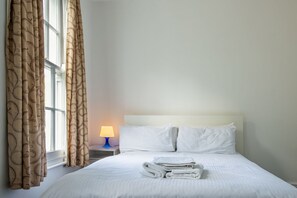 3 habitaciones, tabla de planchar con plancha, wifi y ropa de cama 