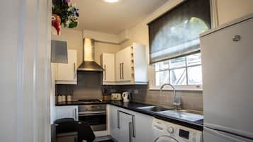 Fridge, oven, stovetop, coffee/tea maker