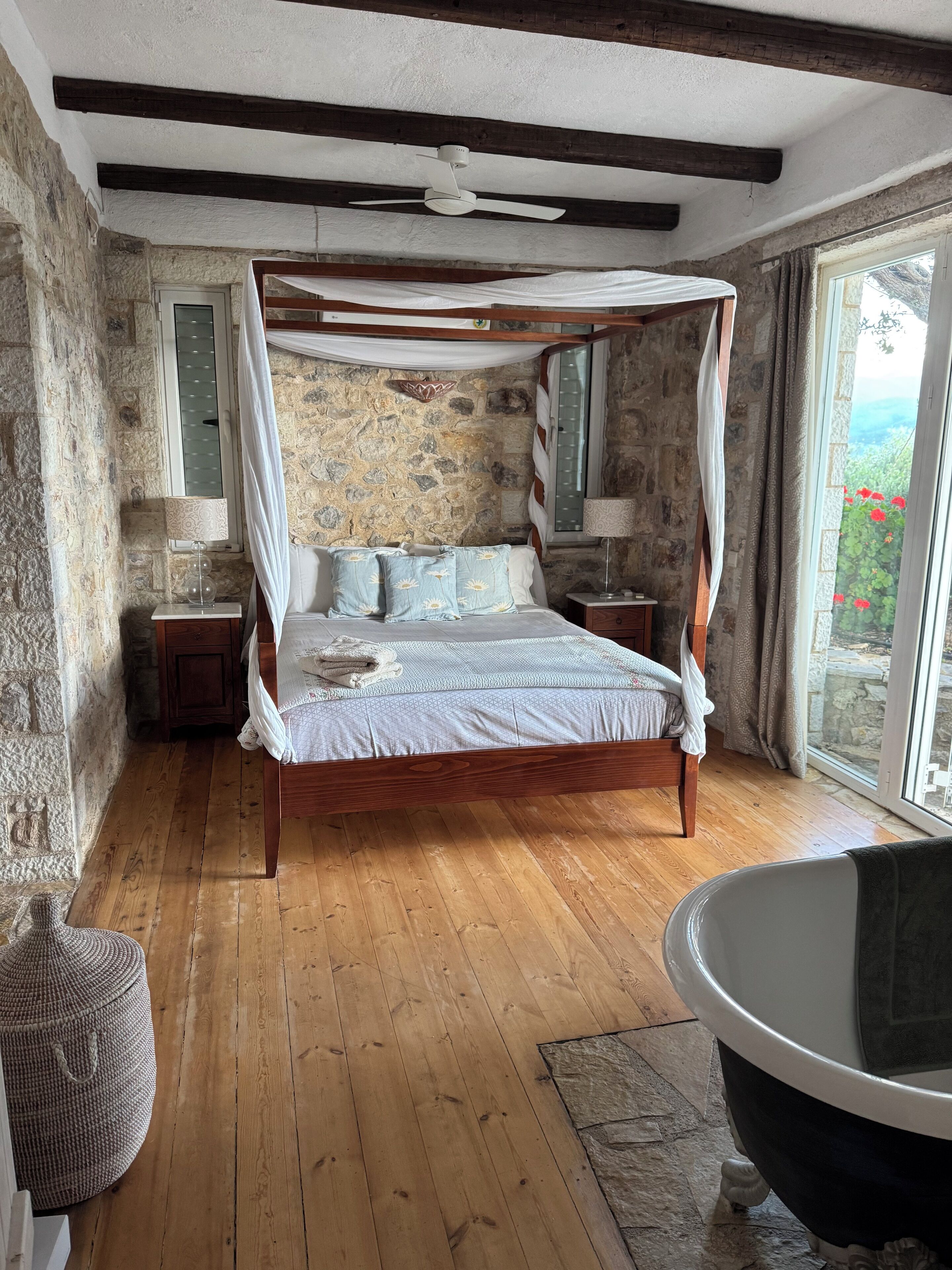 4 chambres, bureau, fer et planche à repasser, lit parapluie