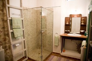 Bruser, hårtørrer, håndklæder, Toiletpapir